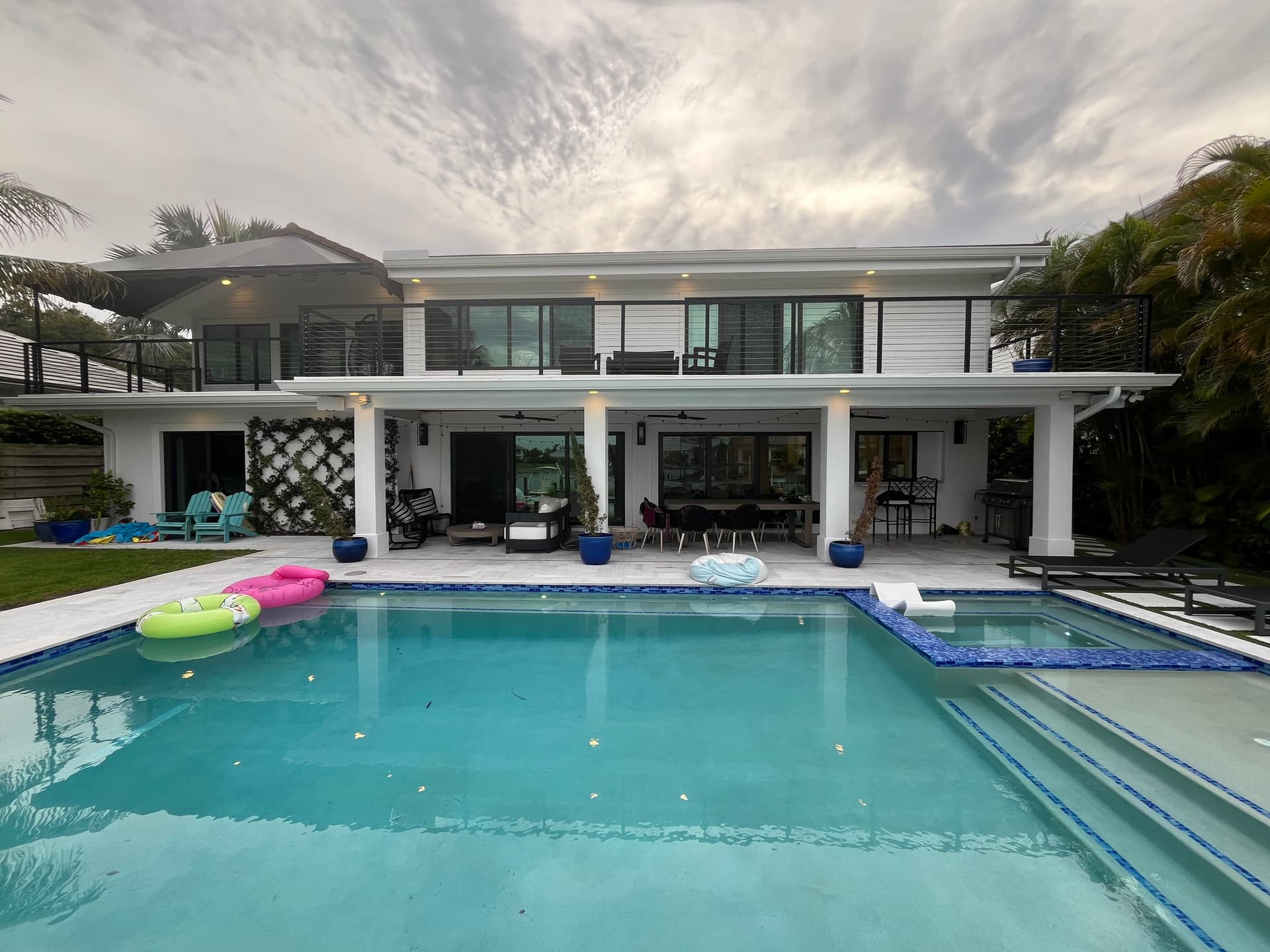 Quarterly Window Cleaning That Keeps Homes Looking Sharp image