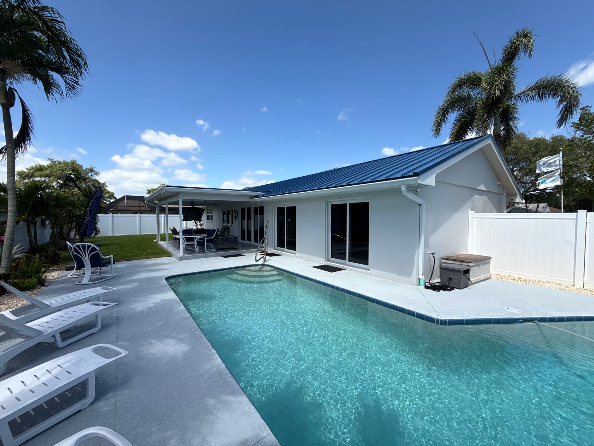 Full Interior and Exterior Window Cleaning for a Florida Home image