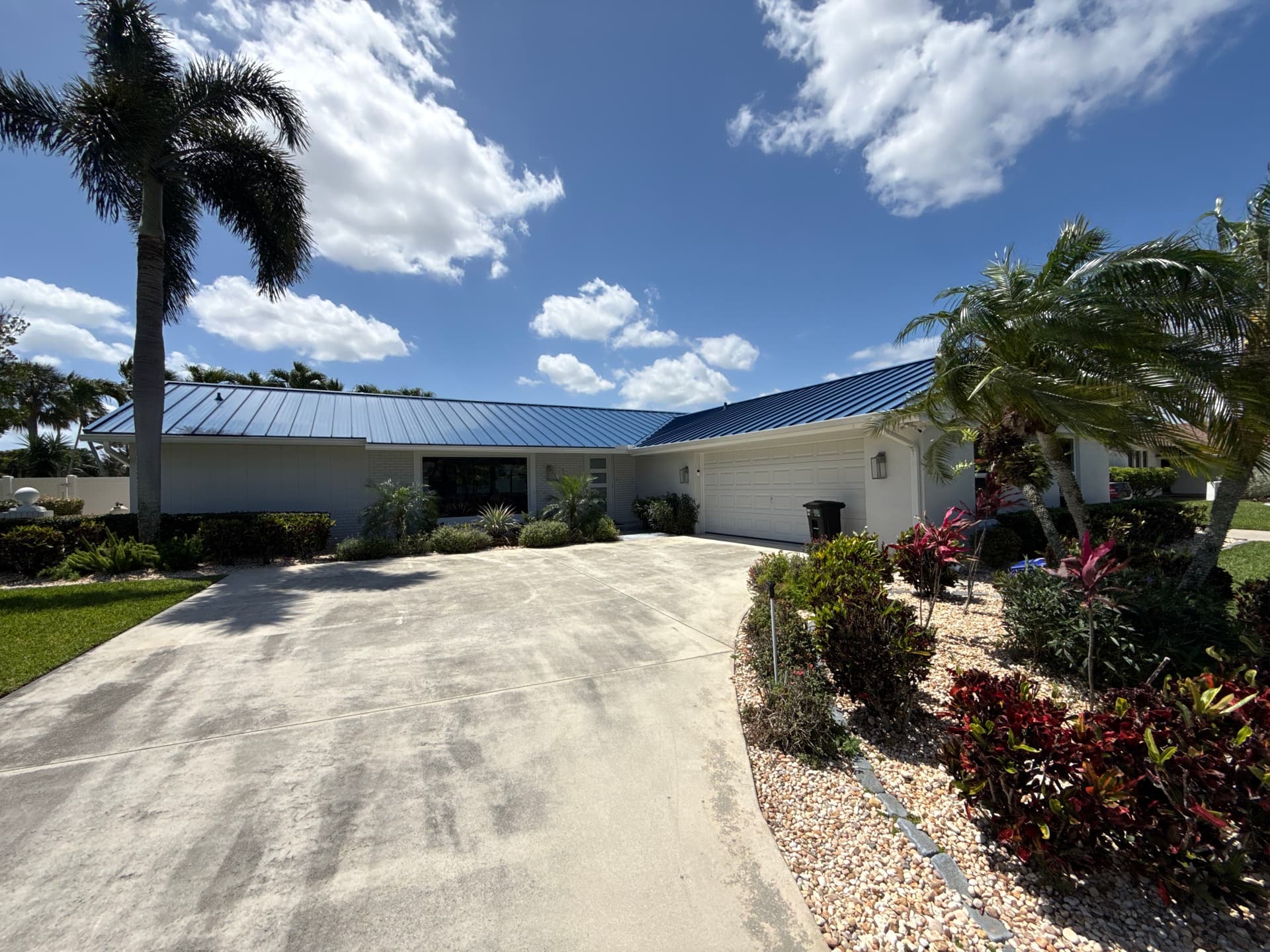 Gallery photos for Full Interior and Exterior Window Cleaning for a Florida Home: Image #1