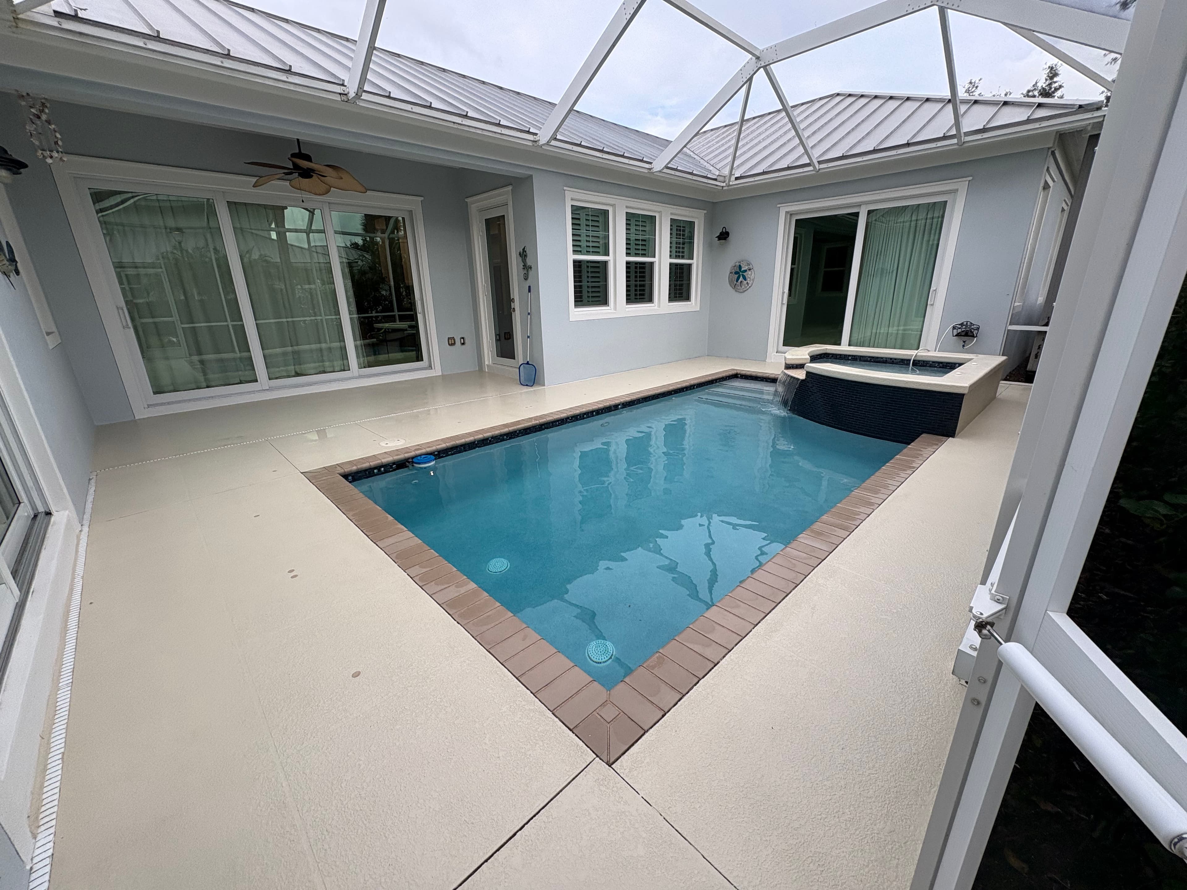 Project Enhancing Poolside Bliss with Crystal-Clear Views image