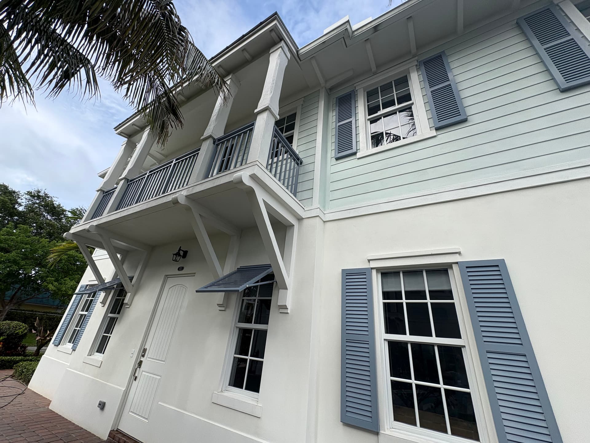 Salt Air Has Nothing on Clean Windows at This Coastal Home image