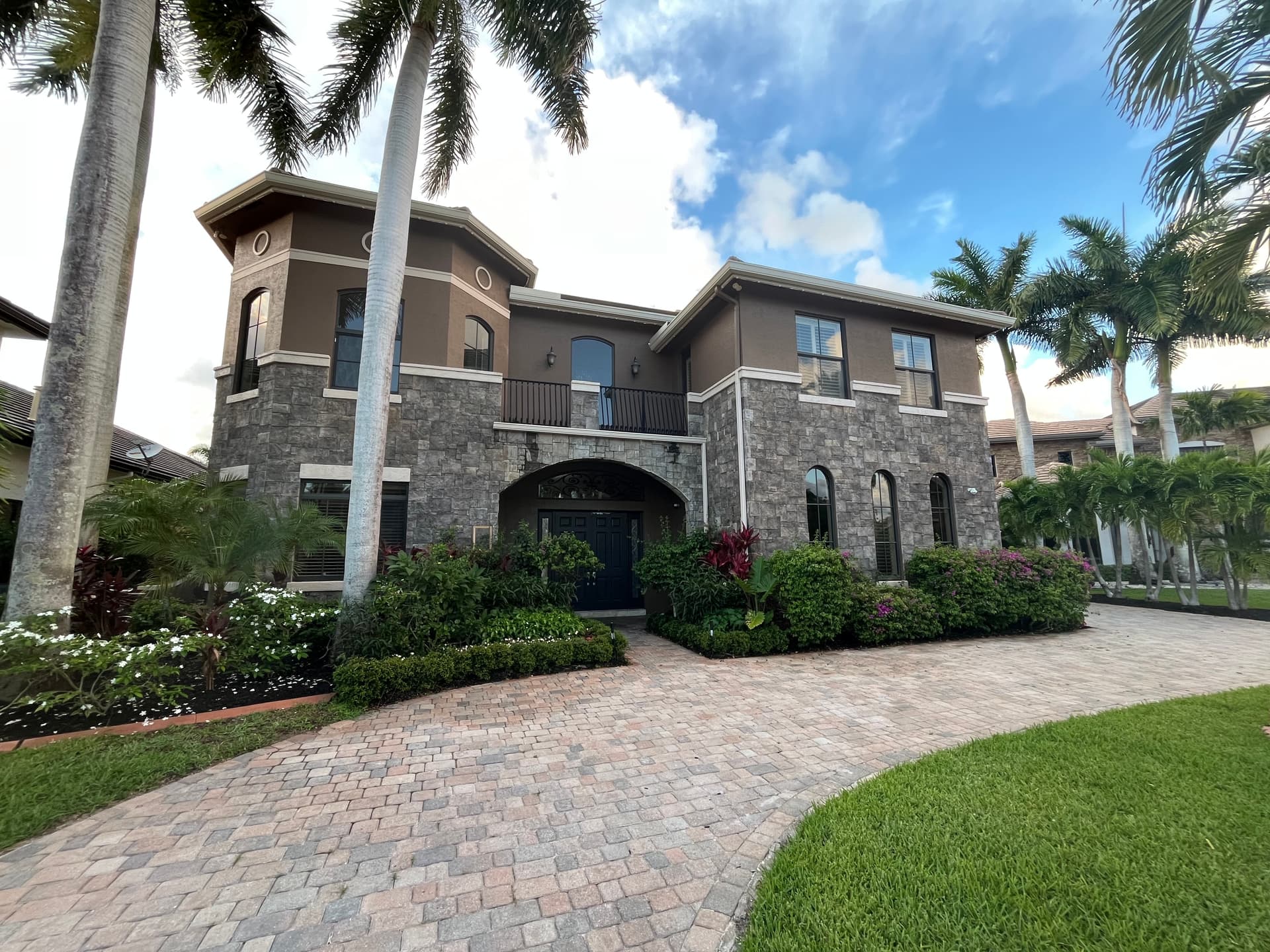 Wellington FL Estate Gets a Full Exterior Window Cleaning image