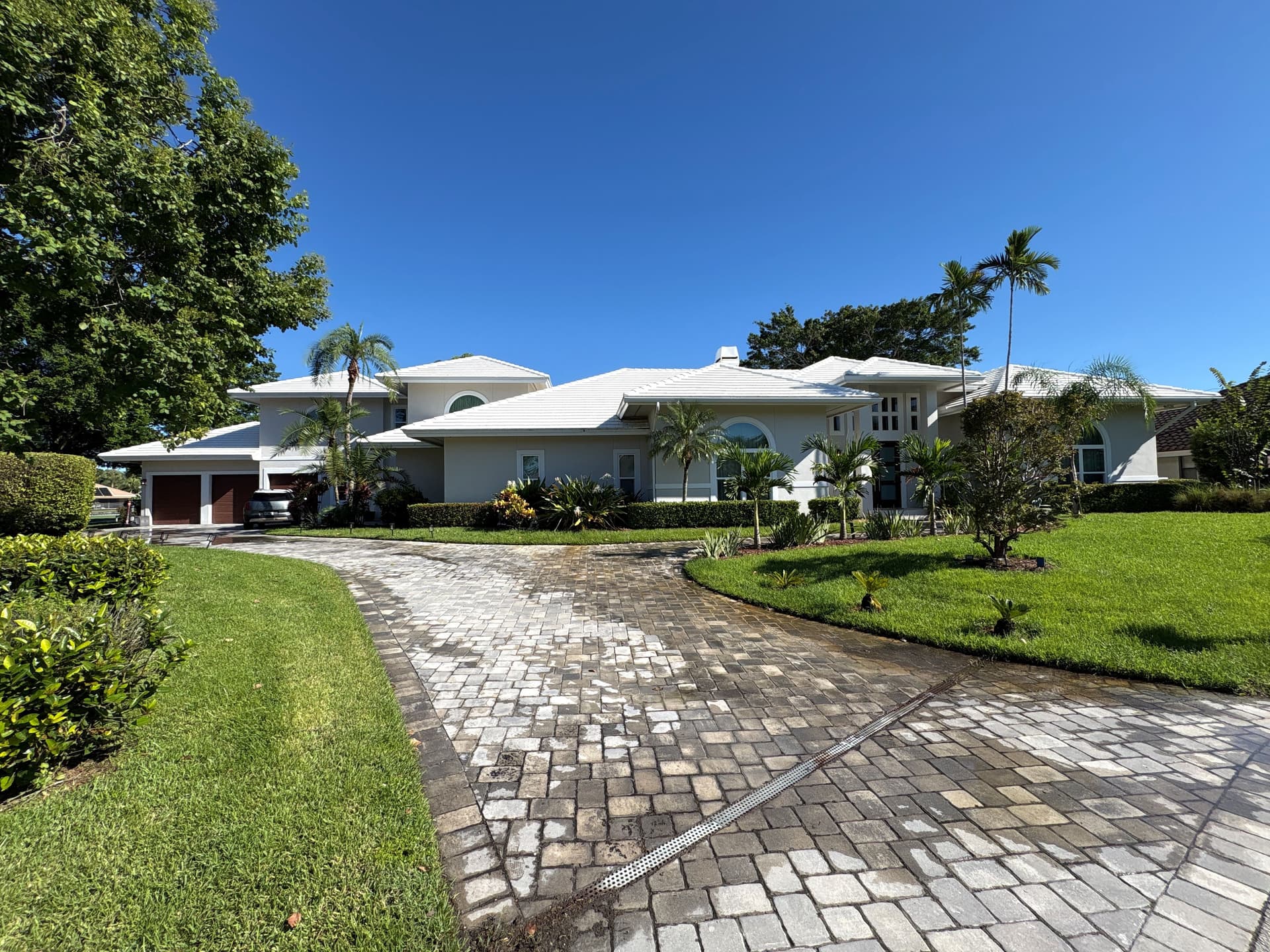 Exterior Window Cleaning on a Palm Beach Gardens Home image